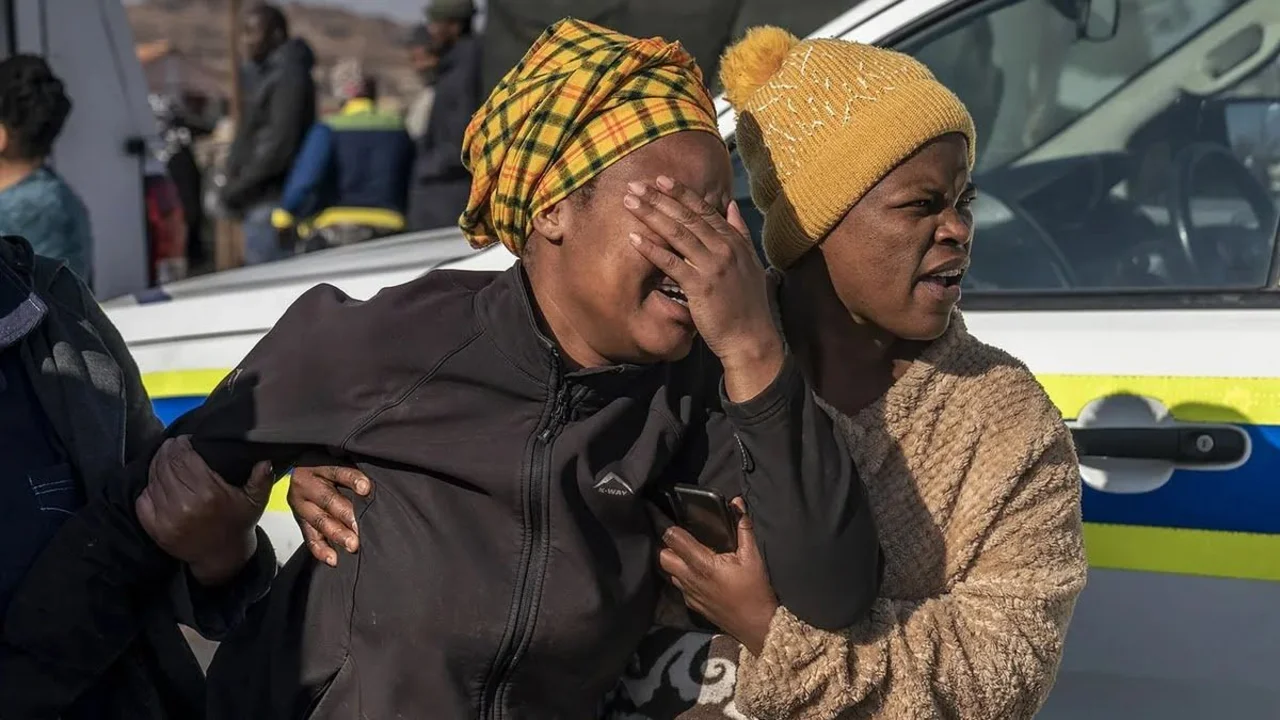 Masacre en Sudáfrica: al menos 18 muertos en un tiroteo en dos bares