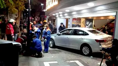 Video: auto atropelló a 20 personas que iban al teatro donde actuaban Verónica Llinás y Soledad Silveyra Video: auto atropelló a 20 personas que iban al teatro donde actuaban Verónica Llinás y Soledad Silveyra