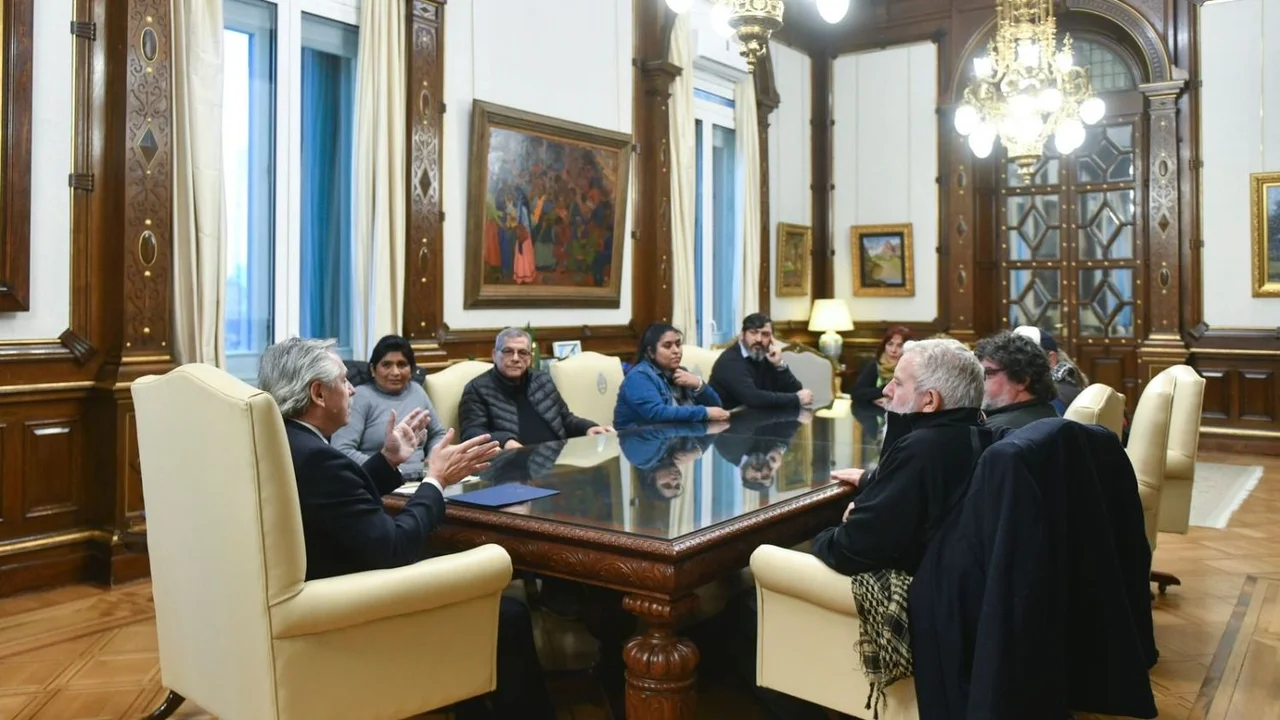 En medio de reclamos por el Salario Básico Universal, Alberto Fernández recibió a movimientos sociales