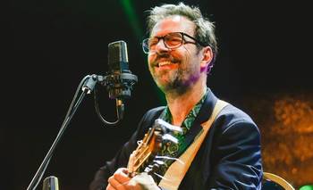 Entrevista: Kevin Johansen reinterpeta, se divierte y trabaja con ídolos | Música
