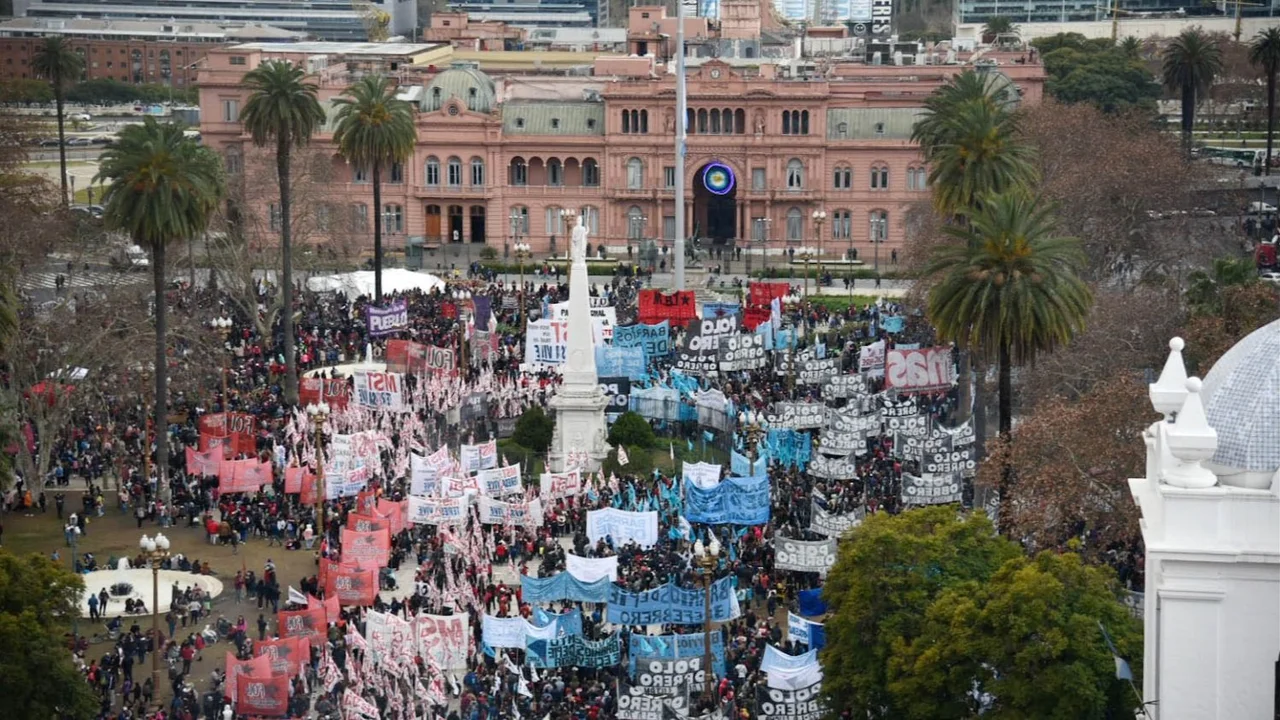 Marcha piquetera en Plaza de Mayo: suspendieron el acampe