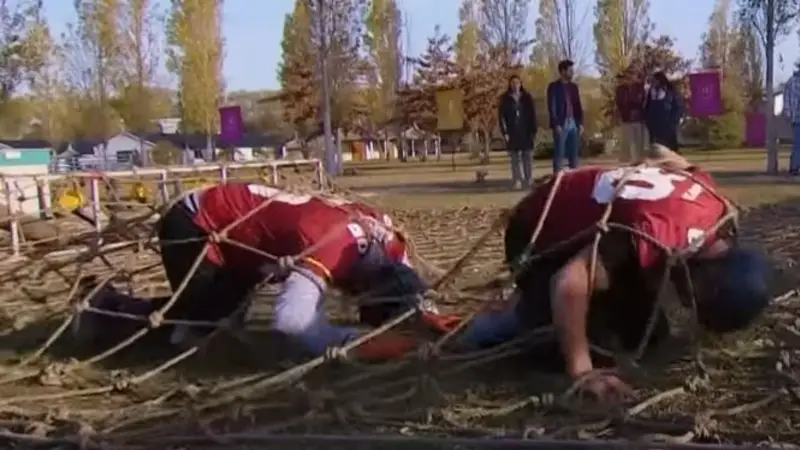 Martín Salwe le pegó una patada en la cabeza a Locho Loccisano. La pelea entre Martín Salwe y Locho Loccisano en El Hotel de los Famosos