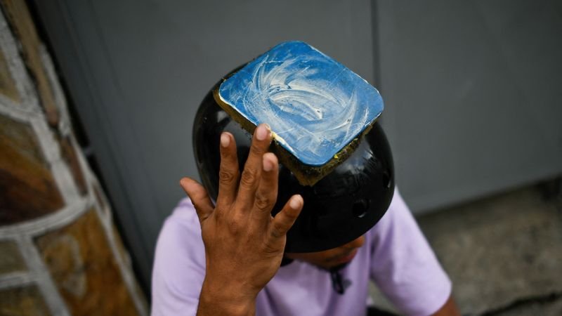Breakdancer venezolano entretiene a los automovilistas mientras sueña con ir a los Juegos Olímpicos