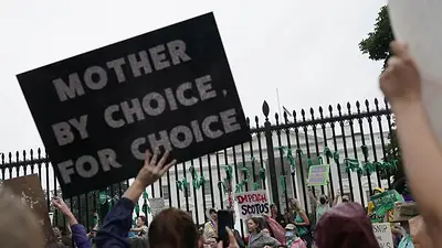 Detienen a congresistas demócratas que marchaban por el derecho al aborto Detienen a congresistas demócratas que marchaban por el derecho al aborto