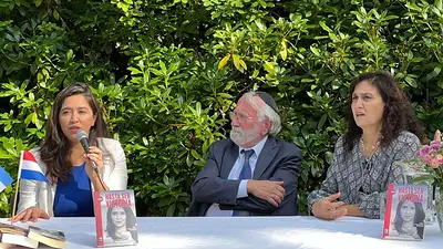 La legisladora Victoria Montenegro presentó en La Haya el libro que narra su vida La legisladora Victoria Montenegro presentó en La Haya el libro que narra su vida