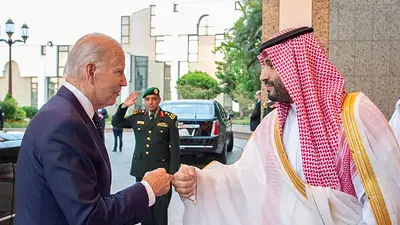 Choque de puños en la reunión de Biden con el príncipe saudita Choque de puños en la reunión de Biden con el príncipe saudita