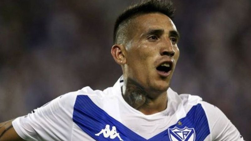 Ricardo Centurión se entrena en Vélez mientras define su futuro