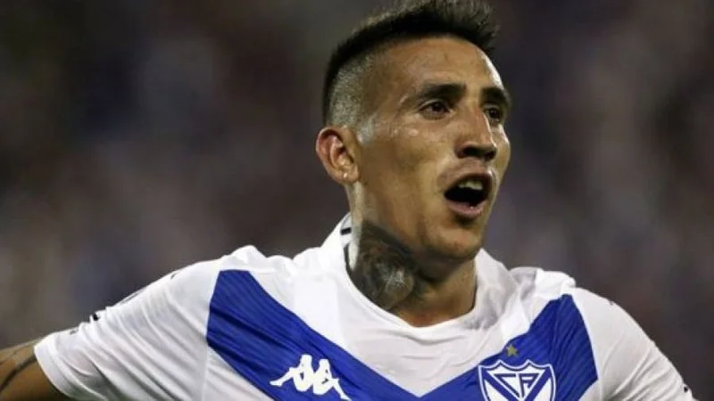 Ricardo Centurión se entrena en Vélez mientras define su futuro