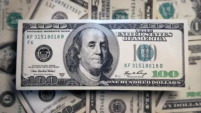 El dólar bajó a cinco pesos y cerró a $ 382 El dólar bajó a cinco pesos y cerró a $ 382