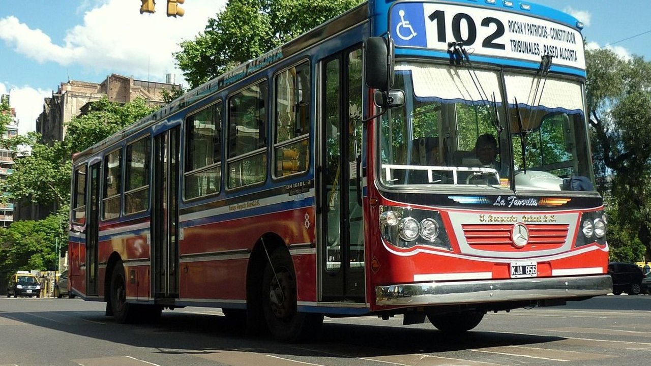 Cuáles son las líneas de colectivo que redujeron al 50% la frecuencia por reclamo de subsidios 