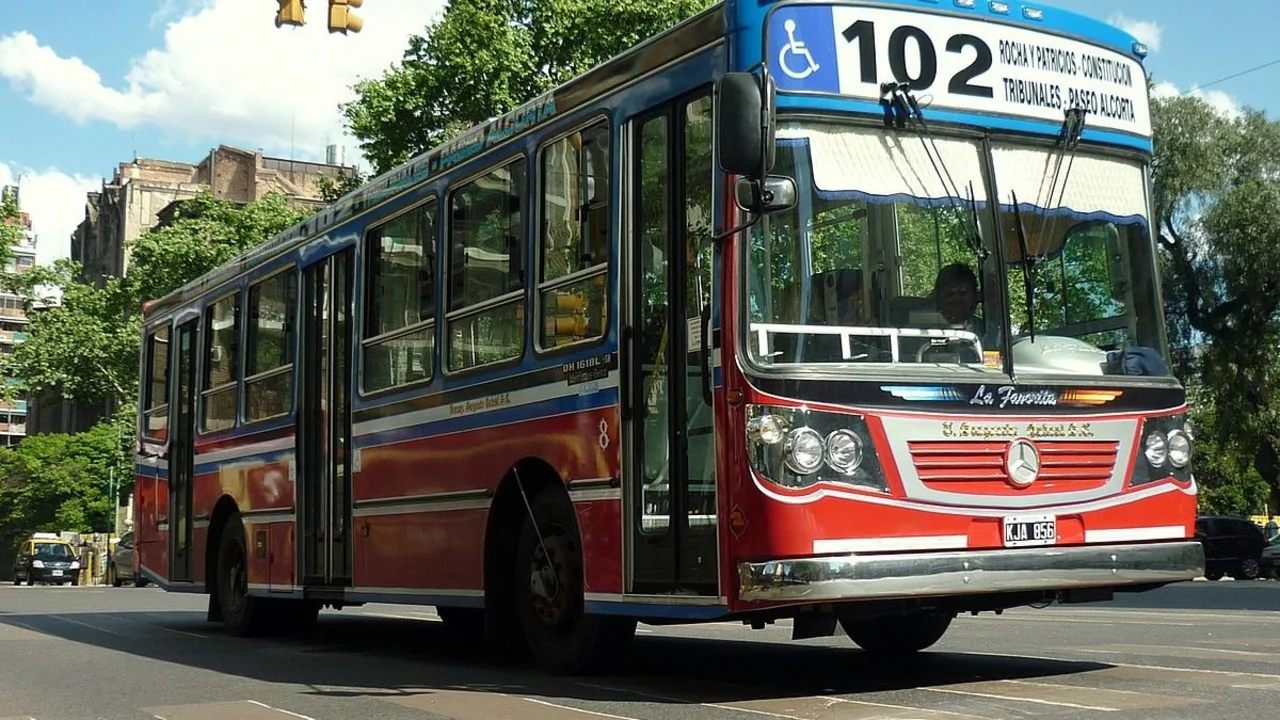 Cuáles son las líneas de colectivo que redujeron al 50% la frecuencia por reclamo de subsidios 