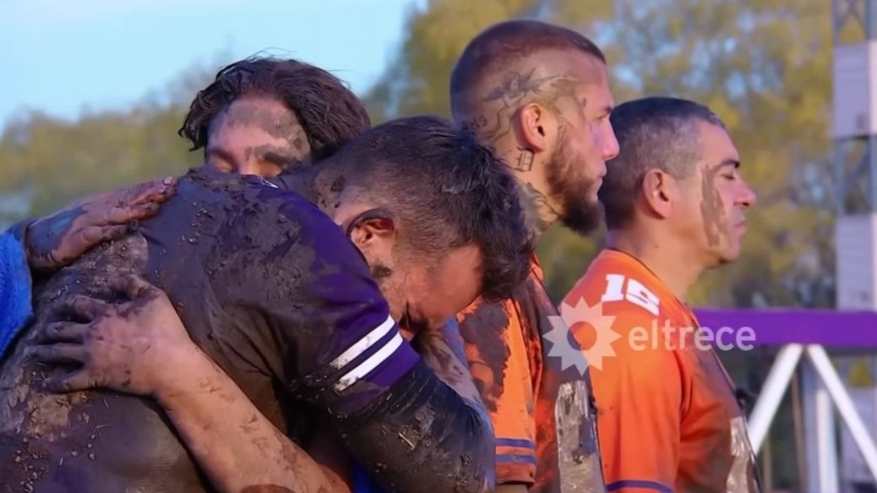 Martín Salwe finalista de El Hotel de los Famosos. Martín Salwe llorando emocionado por la pantalla de El Trece