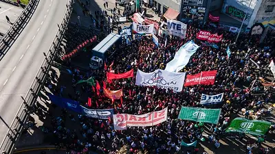 Organizaciones oficialistas y opositoras se movilizaron en todo el país por el Salario Básico Universal Organizaciones oficialistas y opositoras se movilizaron en todo el país por el Salario Básico Universal