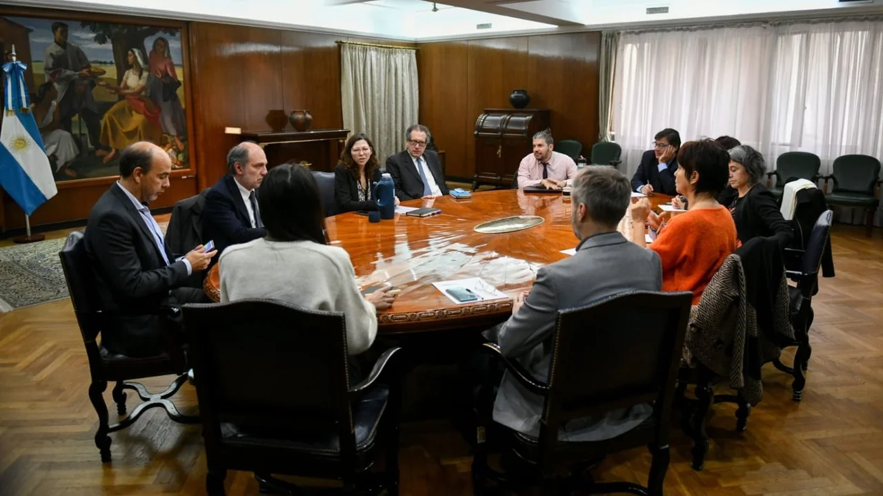 El Gobierno anunció medidas para frenar el dólar 