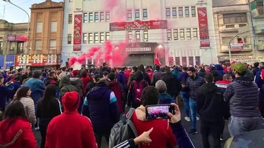 Incidentes entre la Policía e hinchas de Independiente que exigen elecciones