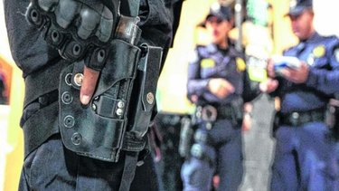 Buscan que les retiren el arma a policías denunciados por violencia de género 