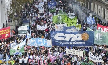 Golpe judicial a Milei: nueva cautelar contra el DNU que limita el derecho a huelga | Justicia
