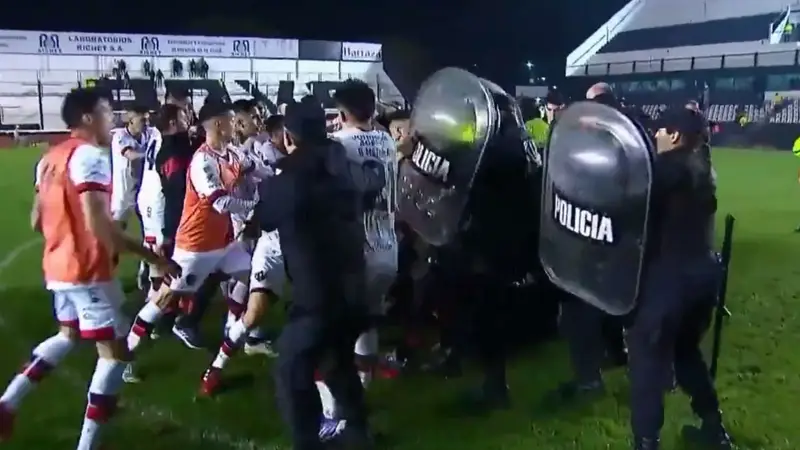 Escandaloso arbitraje en Barracas- Patronato: trompadas y 4 jugadores detenidos
