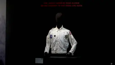 La chaqueta de vuelo de Buzz Aldrin en misión Apolo 11 se vende por 2,8 millones dólares en subasta La chaqueta de vuelo de Buzz Aldrin en misión Apolo 11 se vende por 2,8 millones dólares en subasta