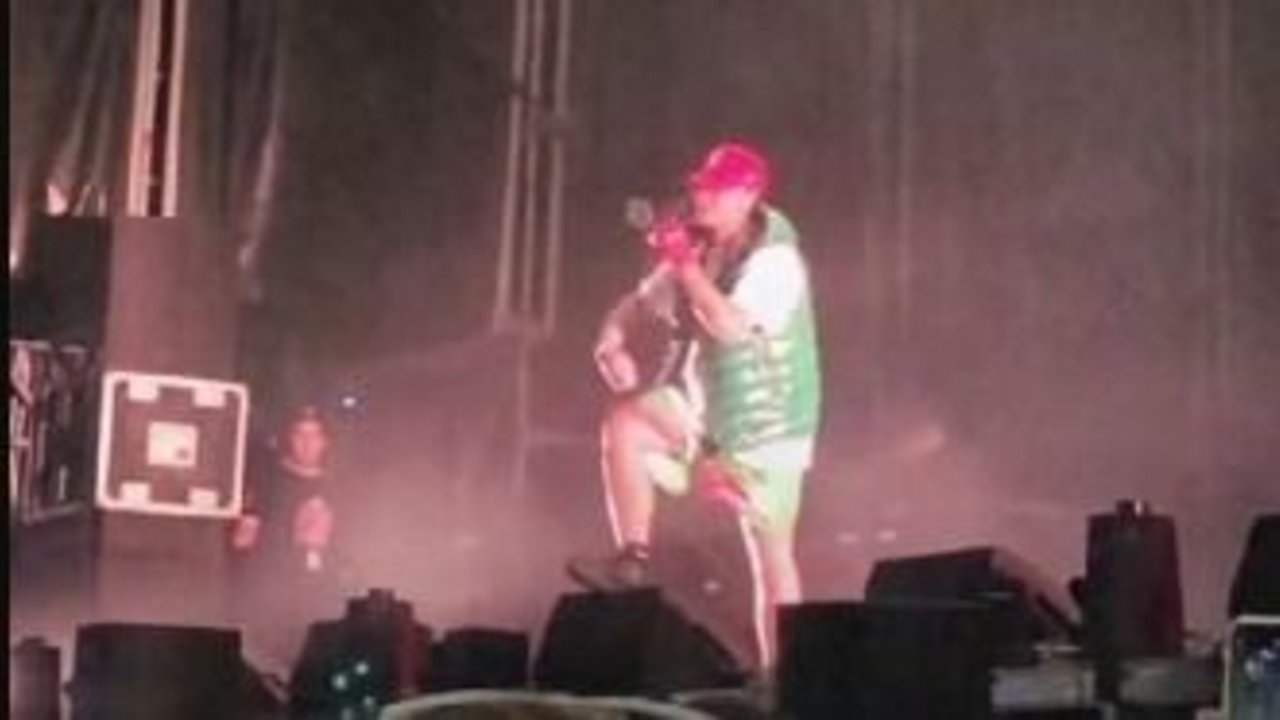 Duki enojado en su show en España. Video viral en Tik Tok.