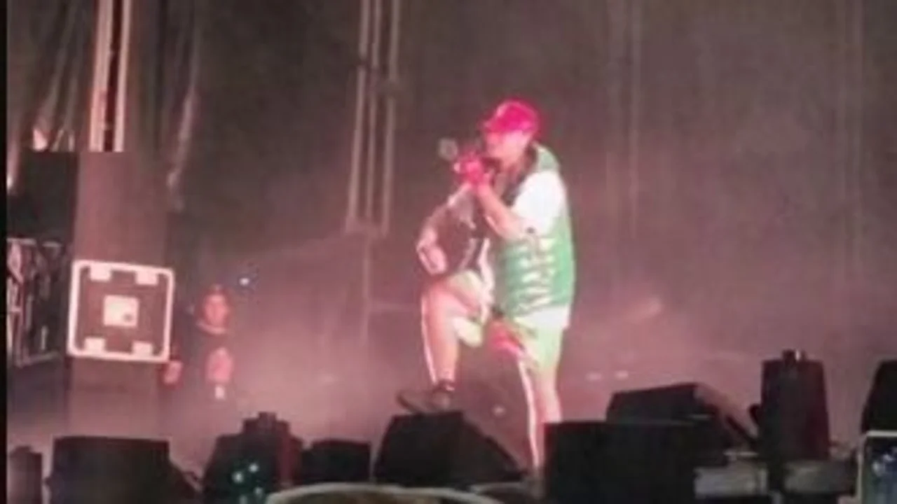 Duki enojado en su show en España. Video viral en Tik Tok.