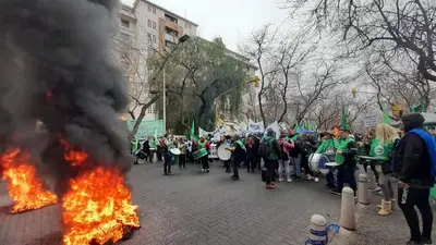 Arde Mendoza: médicos, docentes y estatales siguen la protesta Arde Mendoza: médicos, docentes y estatales siguen la protesta