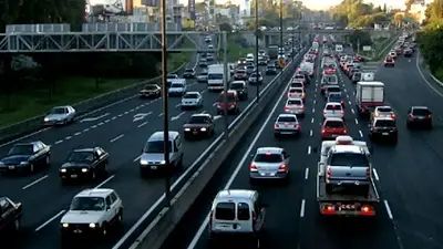 Un hombre alcoholizado chocó a un auto a contramano en la General Paz: hay tres heridos Un hombre alcoholizado chocó a un auto a contramano en la General Paz: hay tres heridos