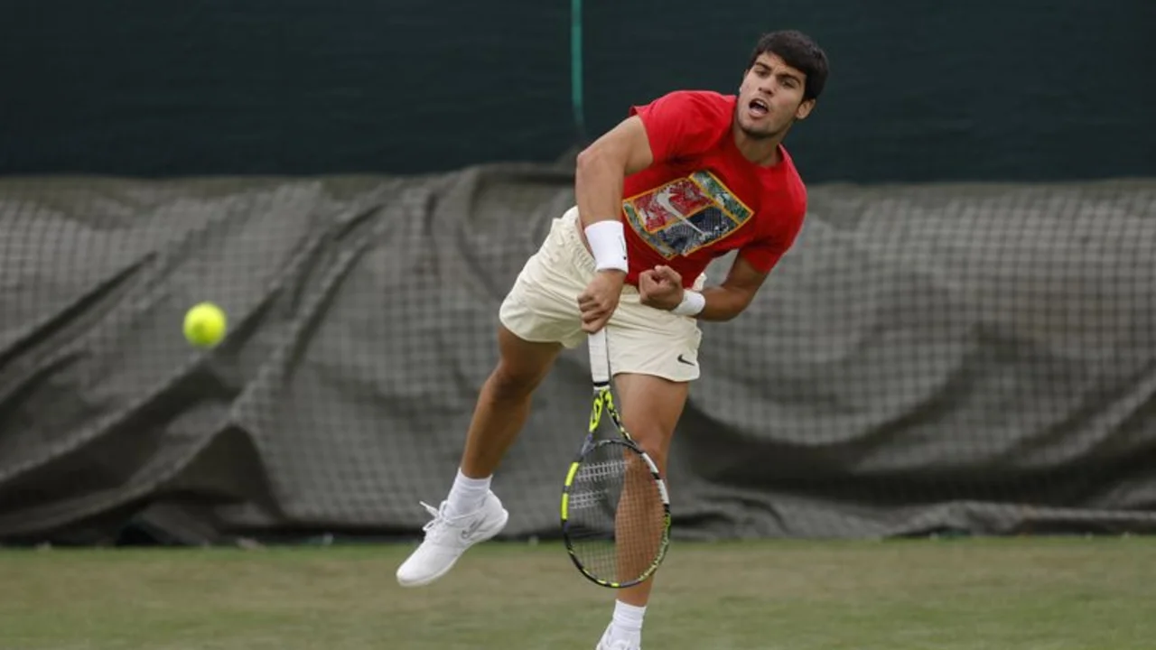 Alcaraz confiado, dice que Djokovic es favorito en Wimbledon