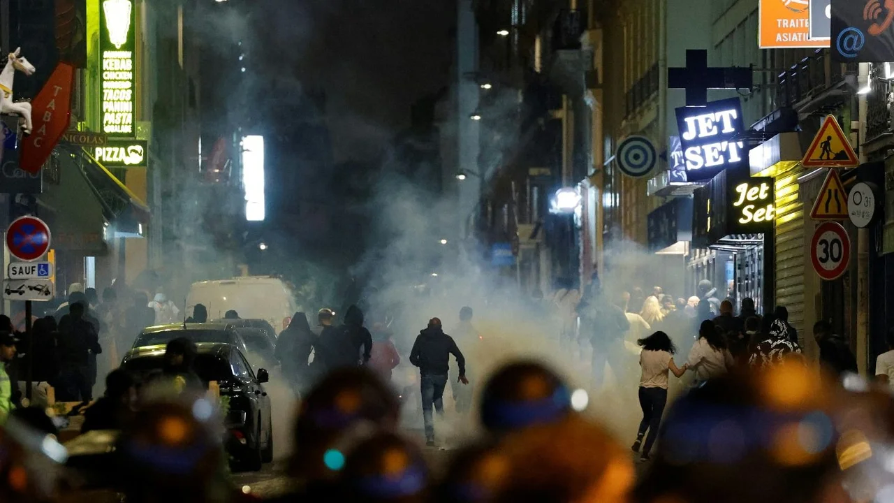 Francia: denunciarán al medio que publicó el nombre del policía que mató al joven de 17 años