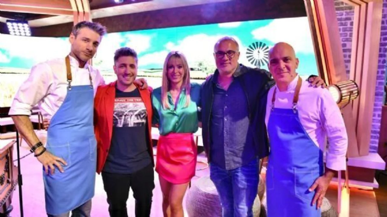 Jey Mammón afuera de La Peña de Morfi