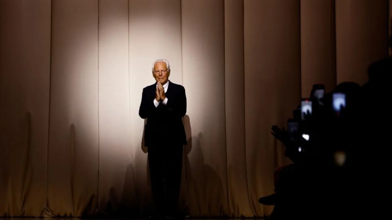 Giorgio Armani Prive presenta en París su resplandeciente línea de alta costura