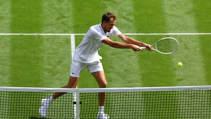 Medvedev se mete en segunda ronda de Wimbledon tras batir a británico Fery