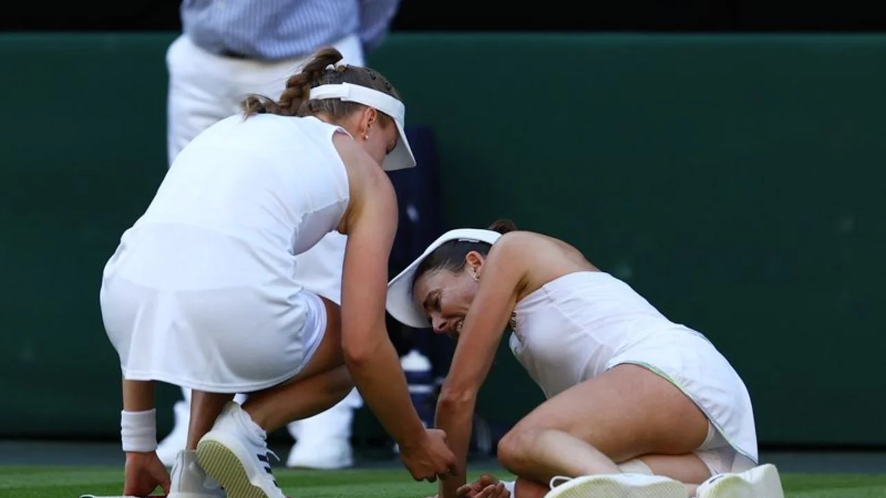 Rybakina supera a Cornet y alcanza la tercera ronda en Wimbledon