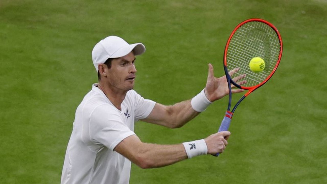 La complicada noche de Murray termina en un aplazamiento en Wimbledon