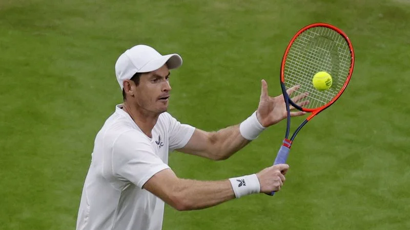 La complicada noche de Murray termina en un aplazamiento en Wimbledon