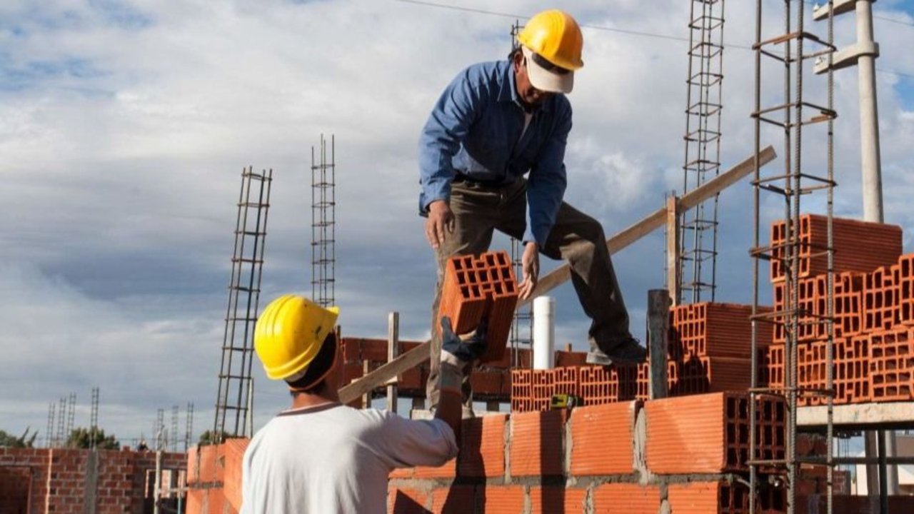 La UOCRA denunció despidos por el freno de la obra pública