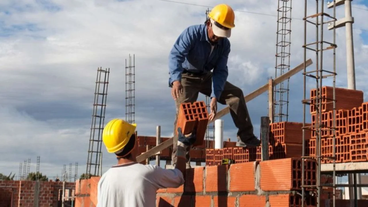 La UOCRA denunció despidos por el freno de la obra pública