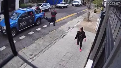 Una joven se salvó del intento de femicidio de su ex pareja en plena calle del barrio de Saavedra. Una joven se salvó del intento de femicidio de su ex pareja en plena calle del barrio de Saavedra.