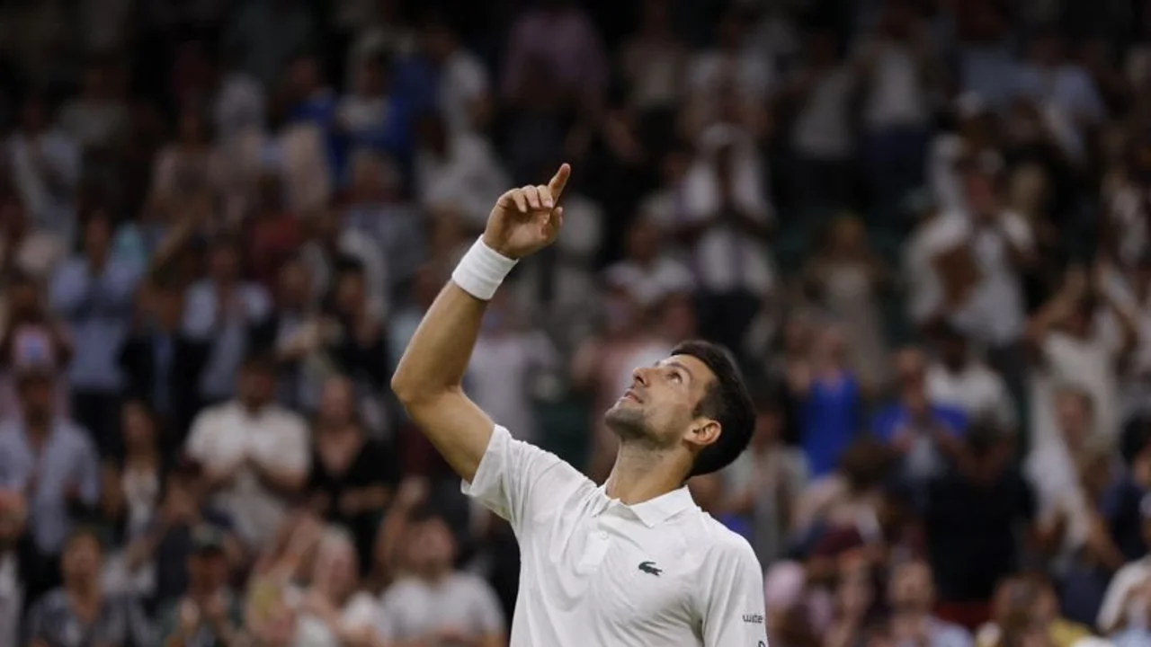 Djokovic vence a Wawrinka justo antes de la hora de cierre