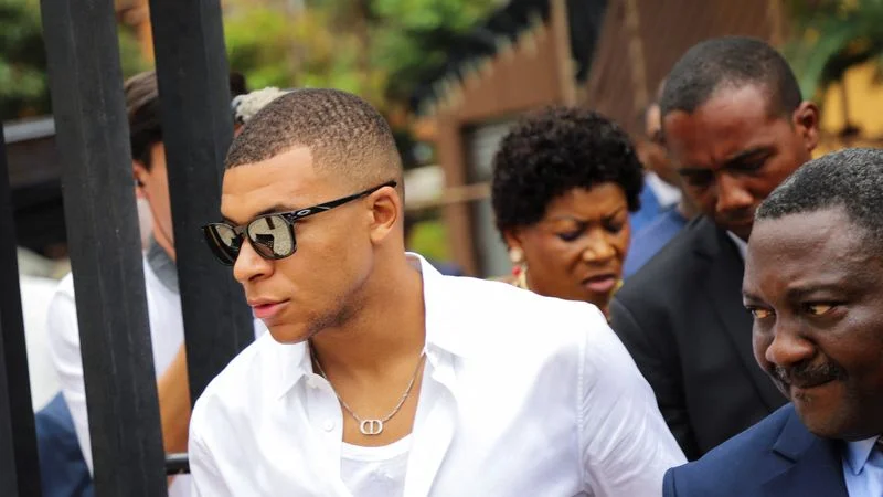 Mbappé califica al PSG de "equipo divisivo" mientras se prolonga enfrentamiento por su contrato