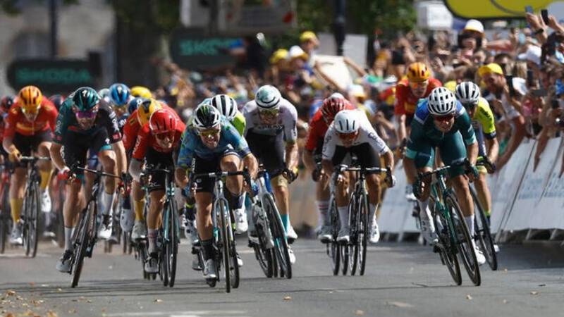 Cavendish se retira del Tour tras una caída y queda a las puertas de batir récord de Merckx