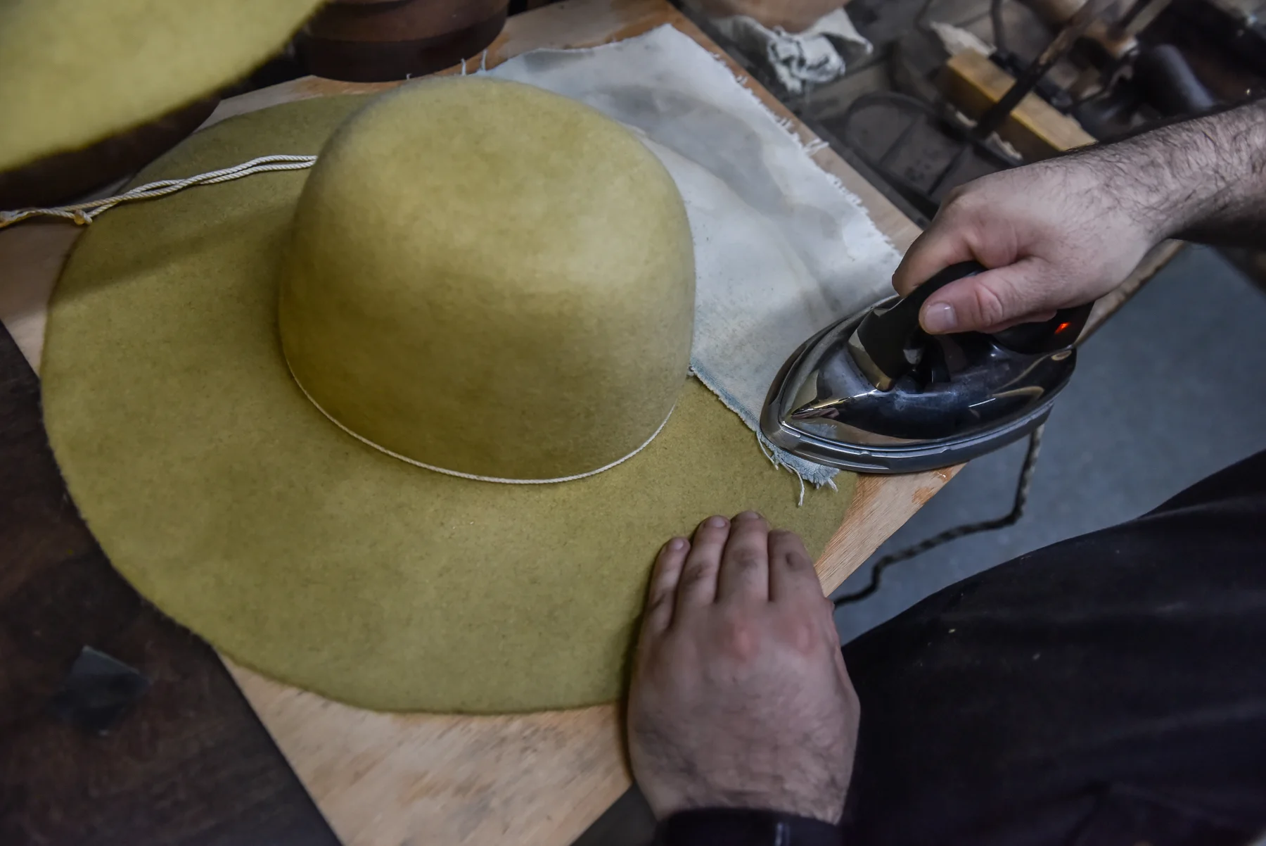 De Rodrigo a Bill Clinton: la historia la sombrerería que hace modelos artesanales y a desde 1913 | El