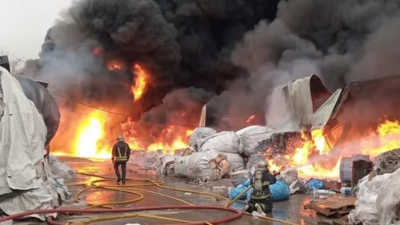 Video: impactante incendio en un galpón de cartoneros en Villa Fiorito
