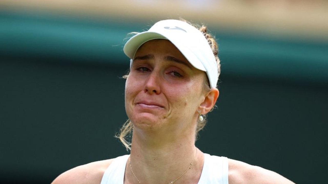 Rybakina alcanza cuartos en Wimbledon tras abandono de Haddad Maia por una lesión de espalda