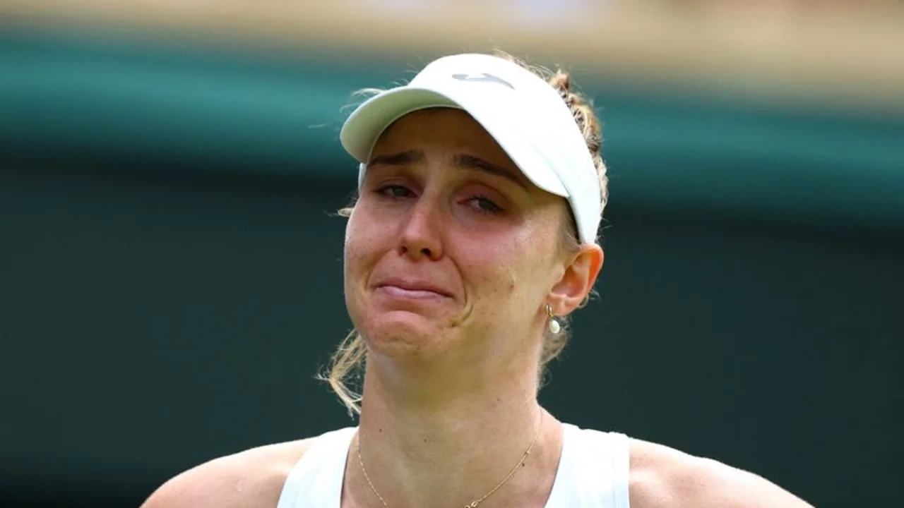 Rybakina alcanza cuartos en Wimbledon tras abandono de Haddad Maia por una lesión de espalda