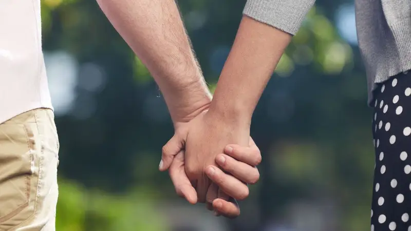 Pareja tomada de la mano