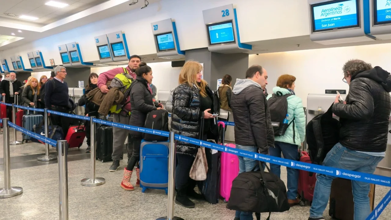 Demoras y cancelaciones de vuelos de Aeroparque por el conflicto gremial