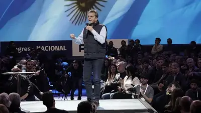 Sergio Massa, brindando un discurso. Sergio Massa, brindando un discurso.