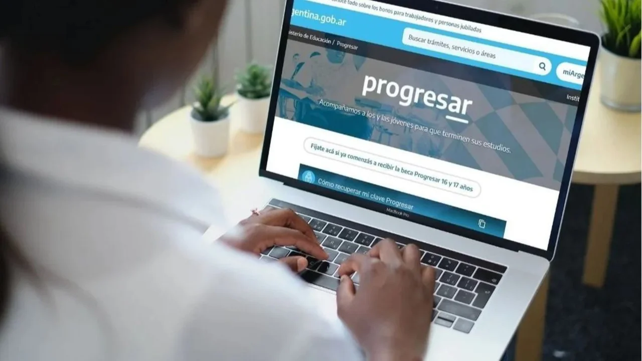 Persona buscando página de Becas Progresar 