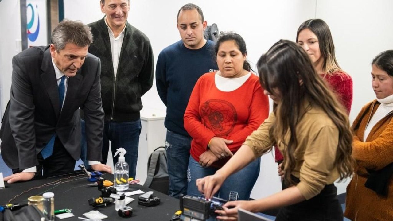Massa se reunió con jóvenes del programa de reconversión laboral con capacitación tecnológica